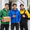 Команда курьеров готовит заказы к доставке